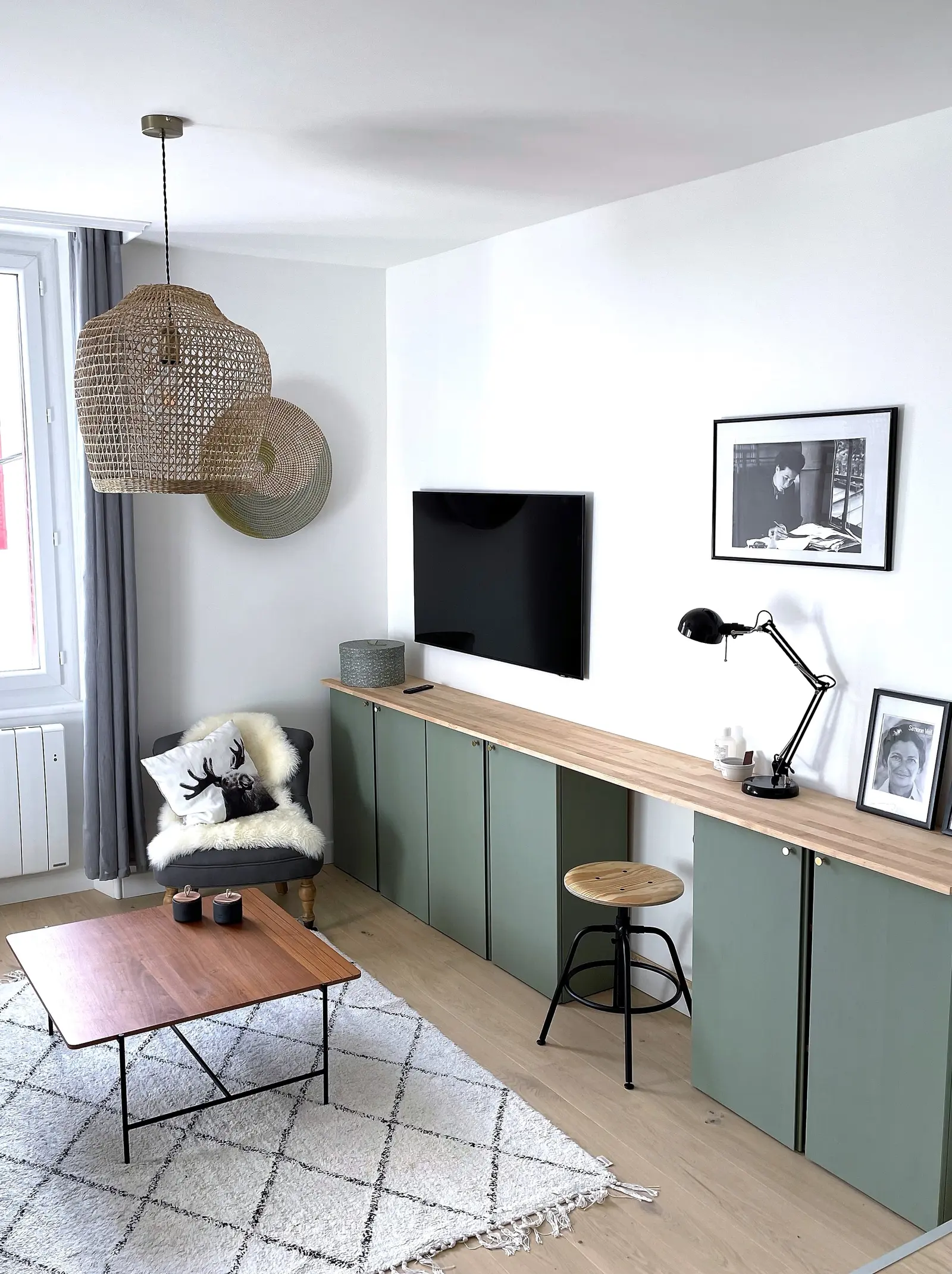 Le salon et le coin bureau